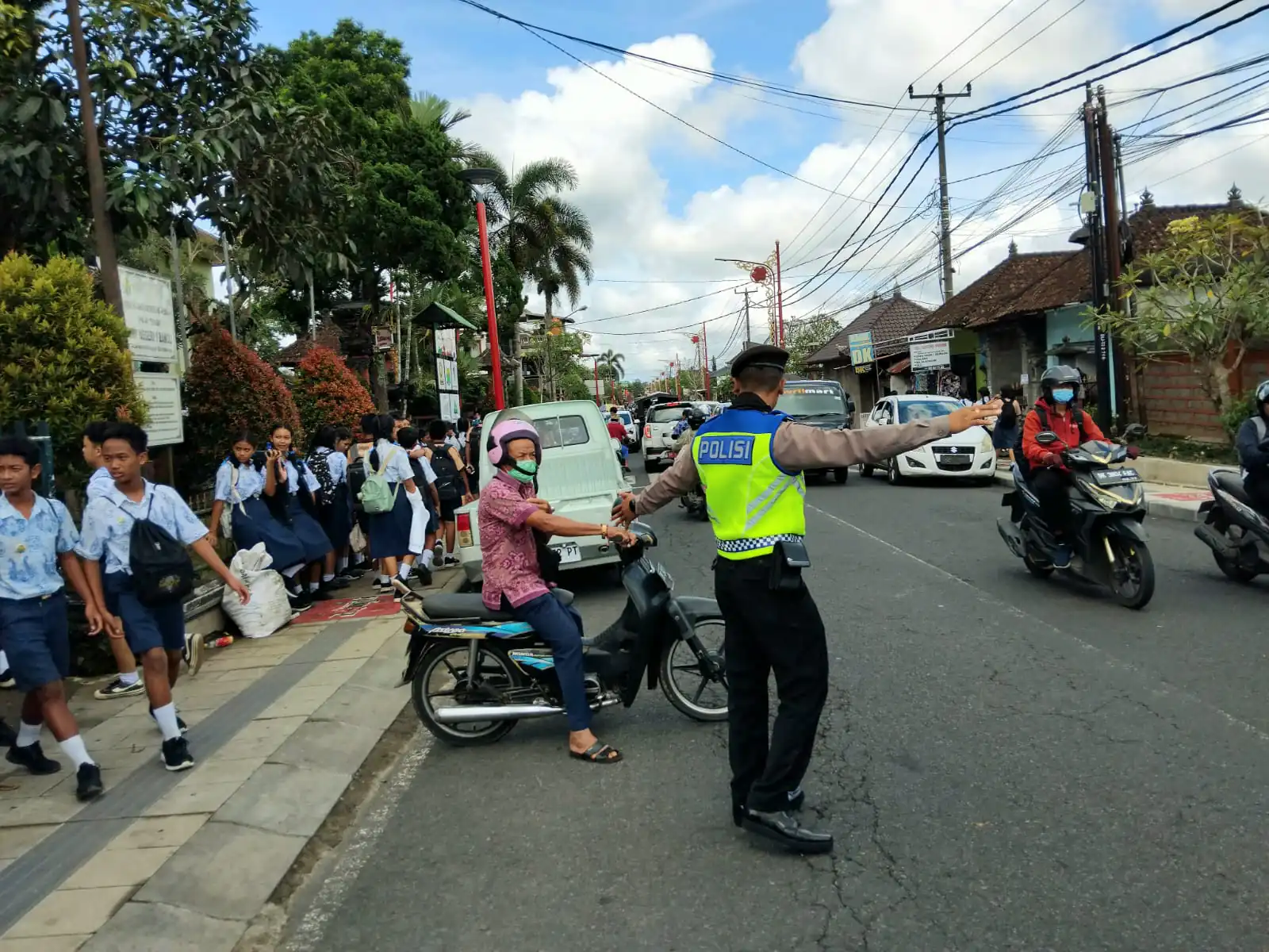 Bubaran Anak Sekolah, Personil Polsek Bangli Laksanakan Pengaturan Di Depan SMP N 1 Bangli
