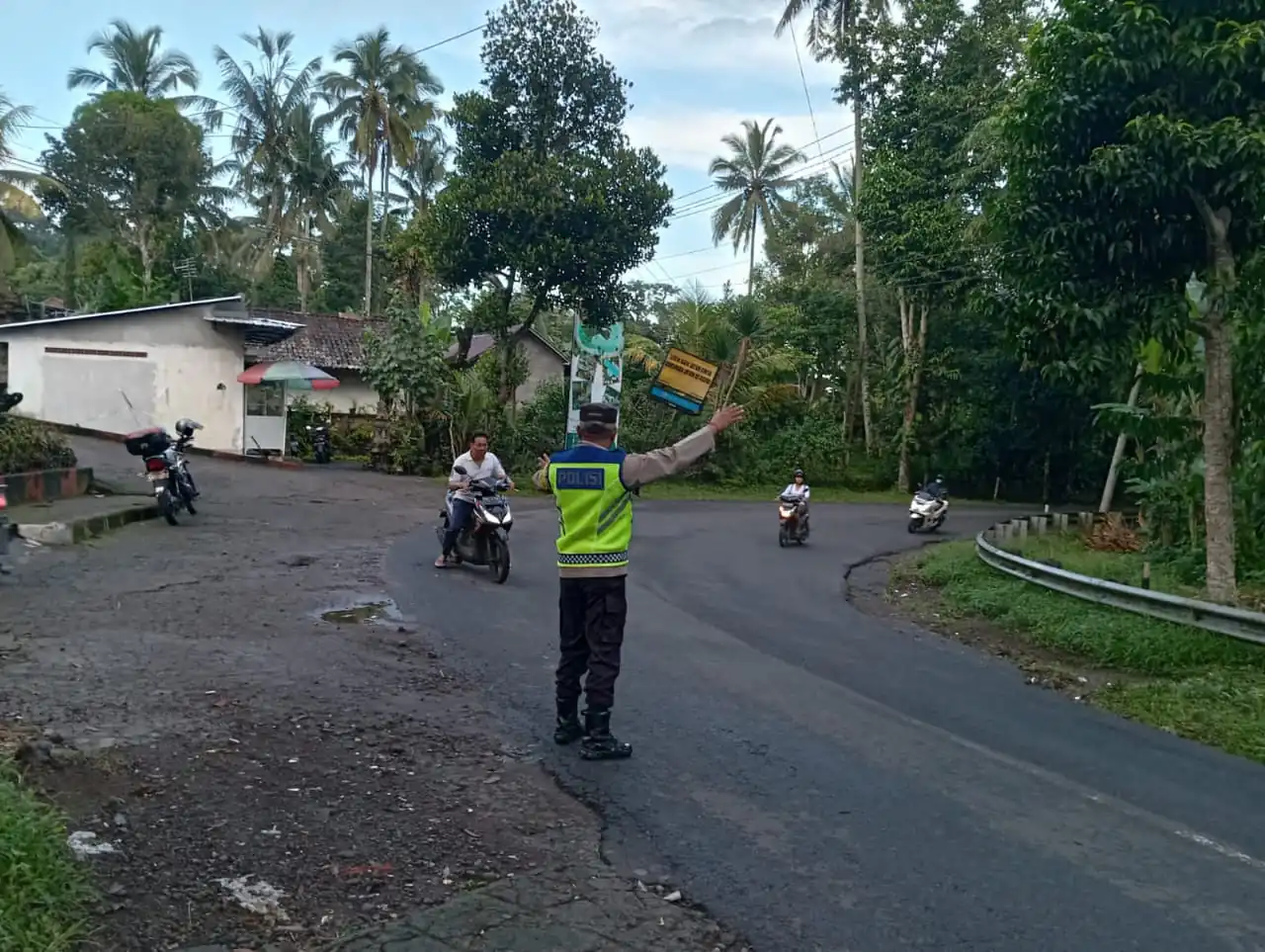 Bentuk Pelayanan Di Pagi Hari, Personil Polsek Bangli Laksanakan Pengaturan