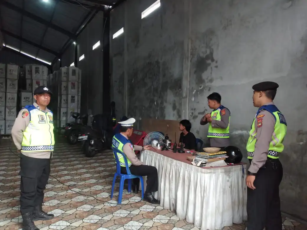 Jaga Situasi Tetap Kondusif, Pawas Bersama Anggota Sambangi Kantor Dan Gudang Logistik KPUD Bangli.