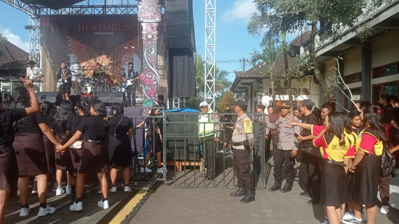 Menjaga Situasi Tetap Kondusif, Personil Polsek Bangli Amankan Kegiatan Pergelaran Live Musik Di SMKN 2 Bangli
