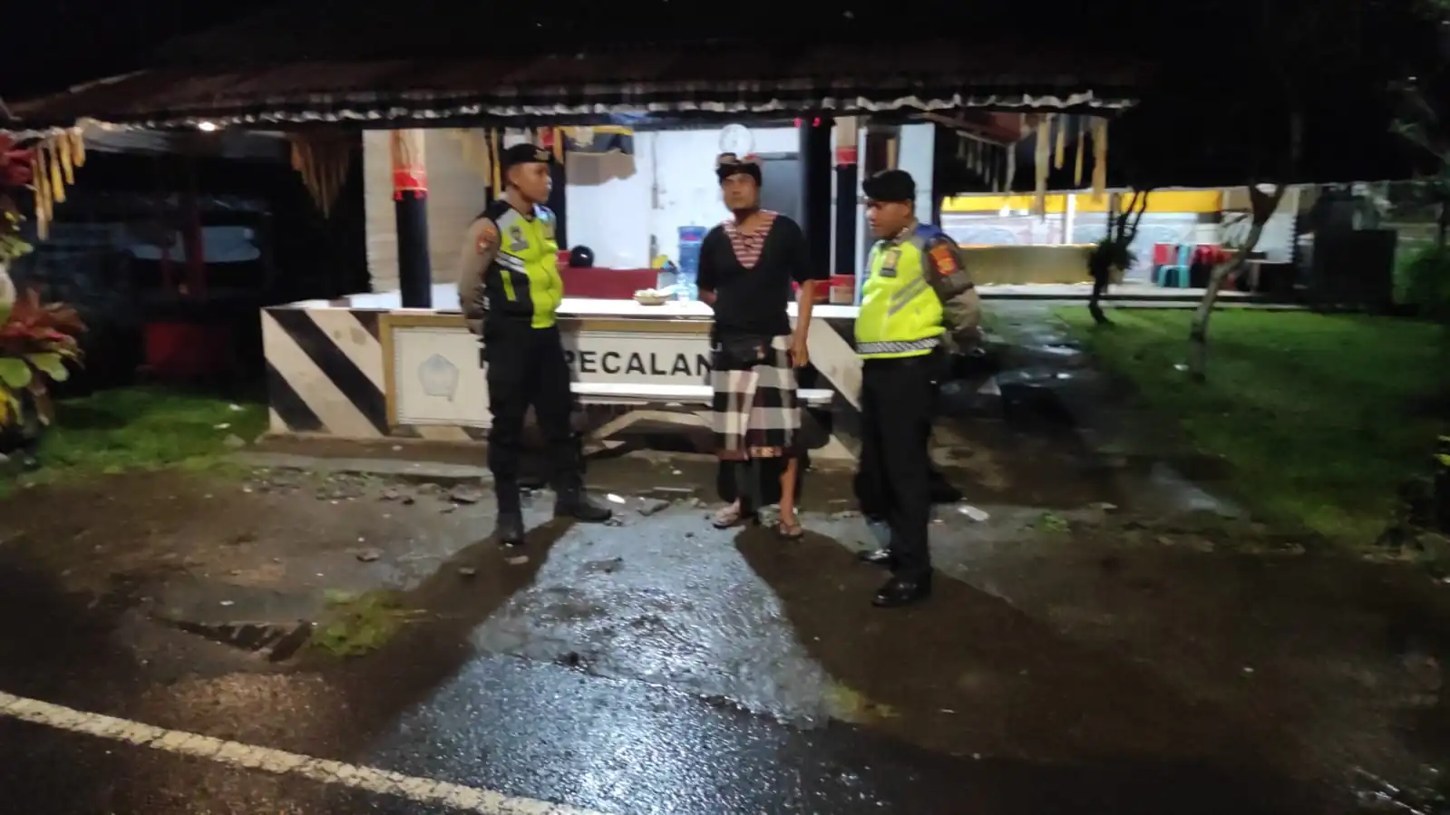 Persempit Ruang Gerak Pelaku Kejahatan Di malam Hari, Personil Sat Samapta Sambangi Pakemitan di Pura Dalem Panunggekan Bangli