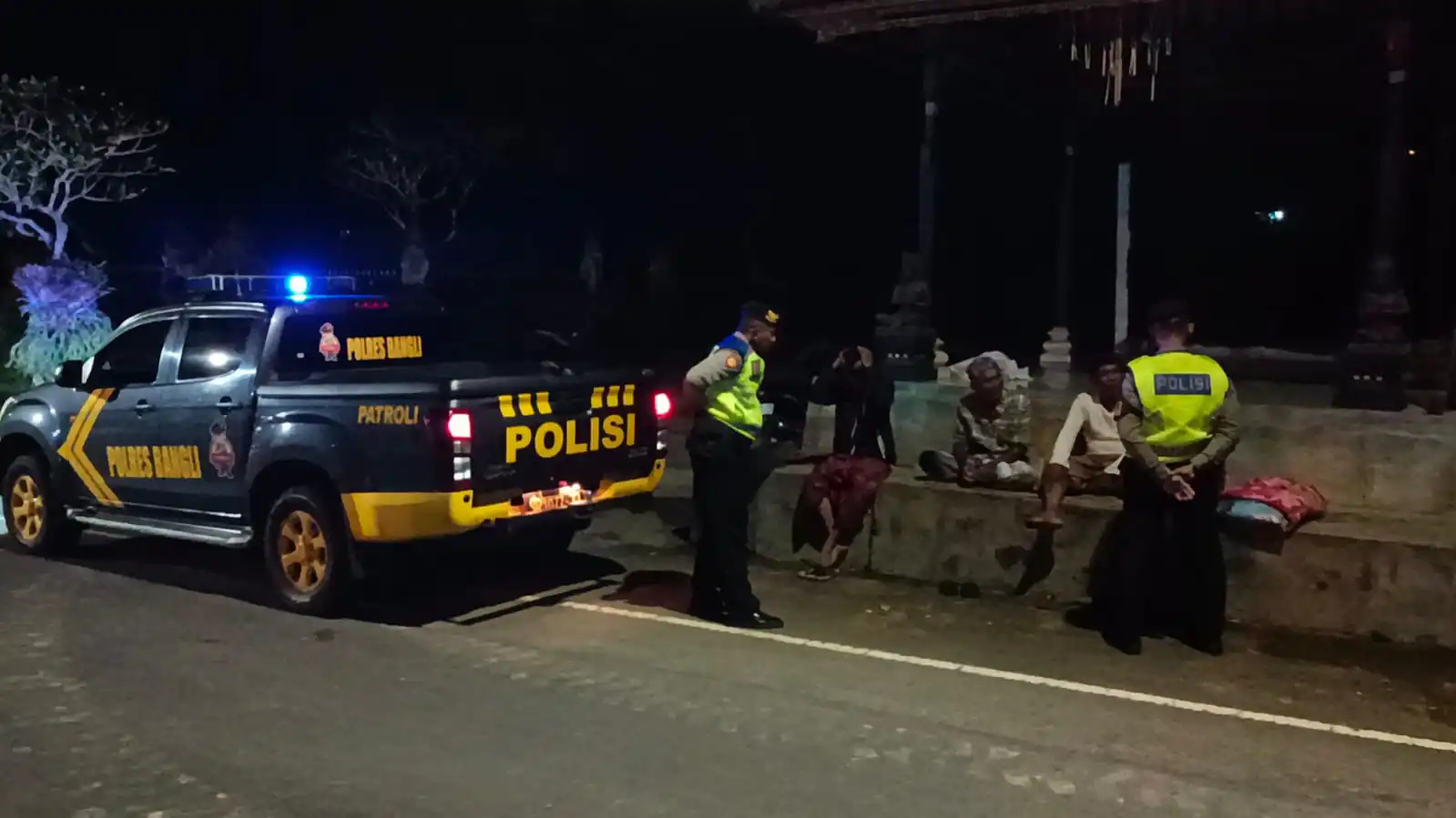 Persempit Ruang Gerak Pelaku Kejahatan Di malam Hari, Personil Sat Samapta Sambangi Pakemitan di Pura Dalem Penonggekan Kab. Bangli