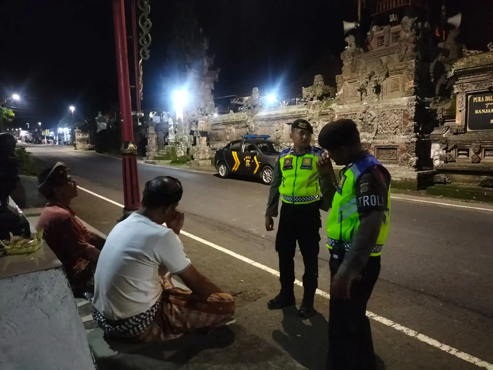 Persempit Ruang Gerak Pelaku Kejahatan Di malam Hari, Personil Sat Samapta Sambangi Pakemitan di Pura Dalem Penunggekan Kab. Bangli