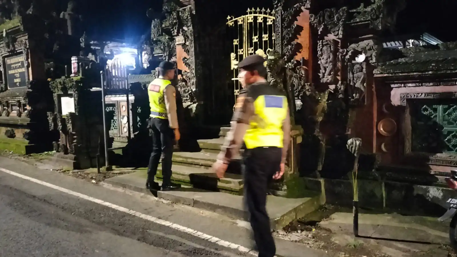 Persempit Ruang Gerak Pelaku Kejahatan Di malam Hari, Personil Sat Samapta Sambangi Tempat Suci Pura Tampa pakemitan