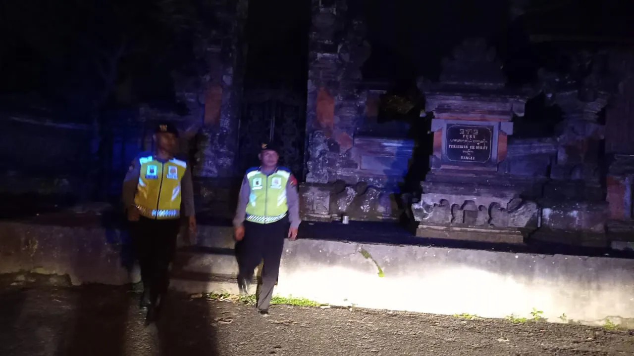 Persempit Ruang Gerak Pelaku Kejahatan Di malam Hari, Personil Sat Samapta Sambangi Tempat Suci Pura Tanpa pakemitan