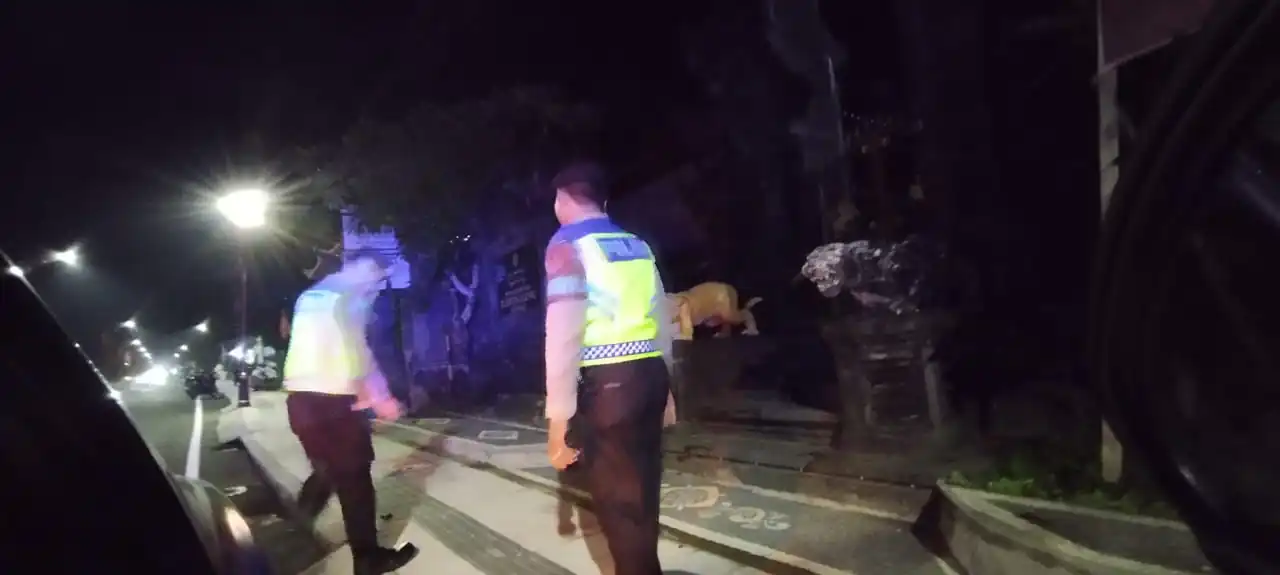 Persempit Ruang Gerak Pelaku Kejahatan Di malam Hari, Personil Sat Samapta Sambangi Tempat Suci Pura Tanpa pakemitan