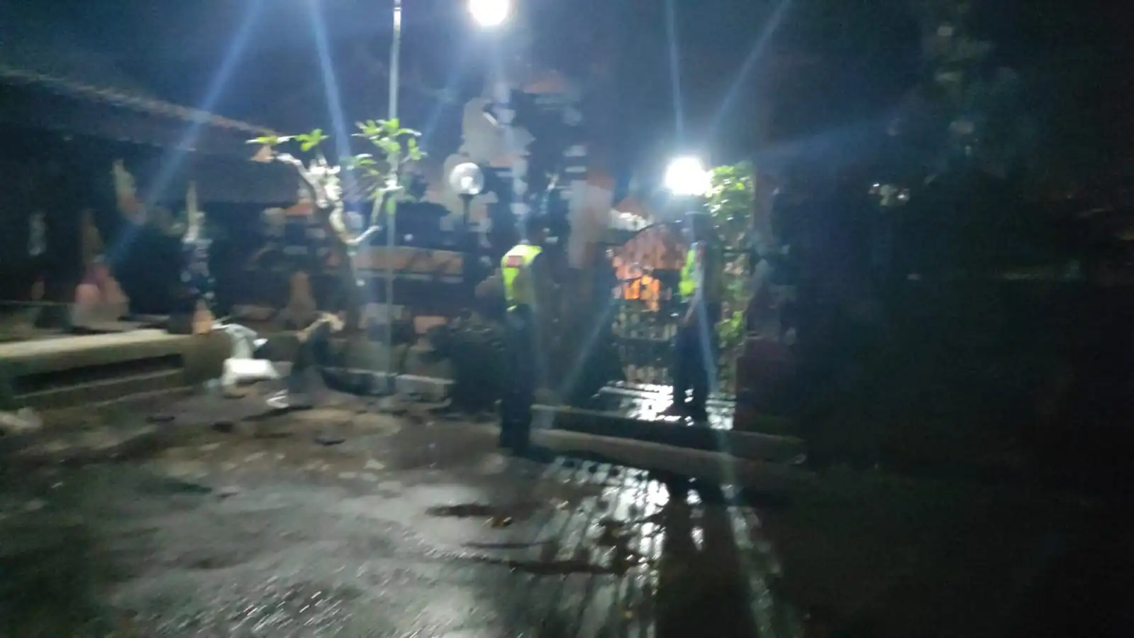 Persempit Ruang Gerak Pelaku Kejahatan Di malam Hari, Personil Sat Samapta Sambangi Tempat Suci Pura Tanpa pakemitan