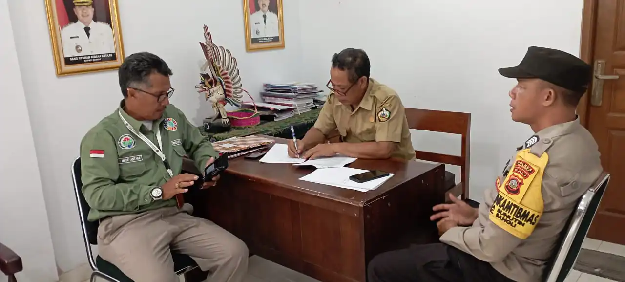 Tingkatkan Silahturahmi, Bhabinkamtibmas Bunutin Sambangi Kantor Desa