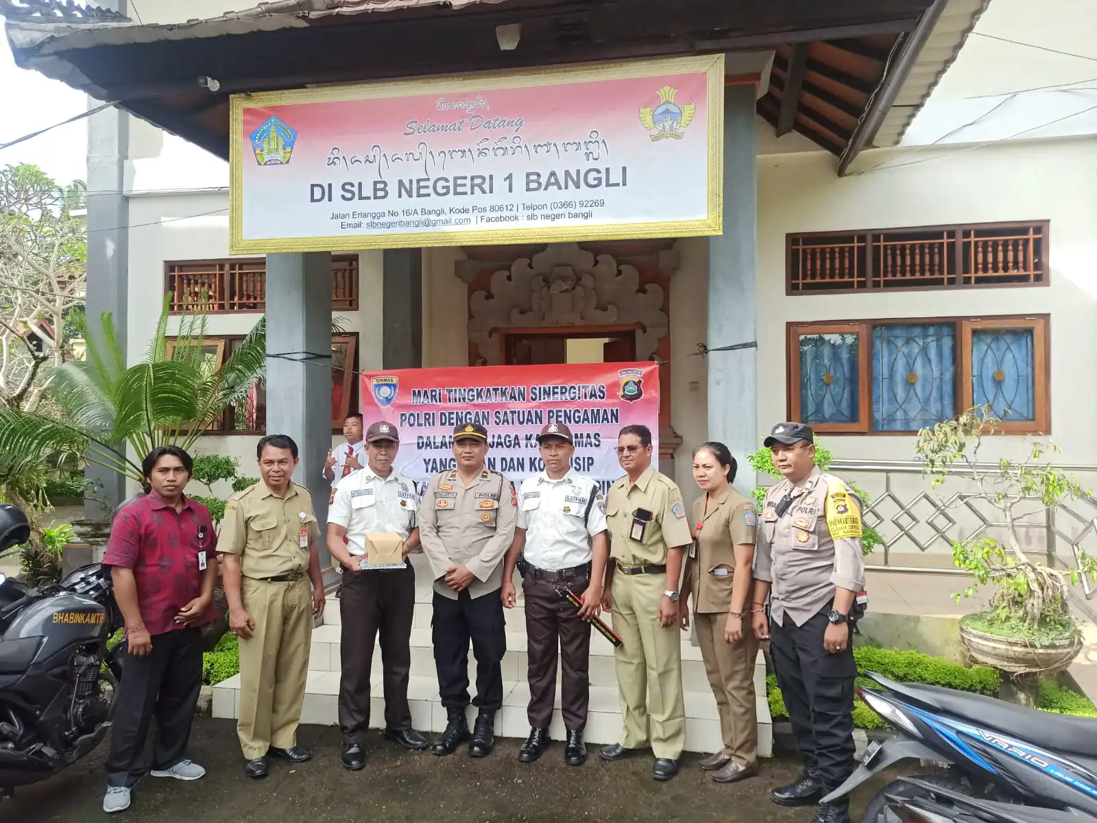 Tingkatkan Silahturahmi, Unit Binmas Serahkan Sarkon kepada Satpam SLBN 1 Bangli