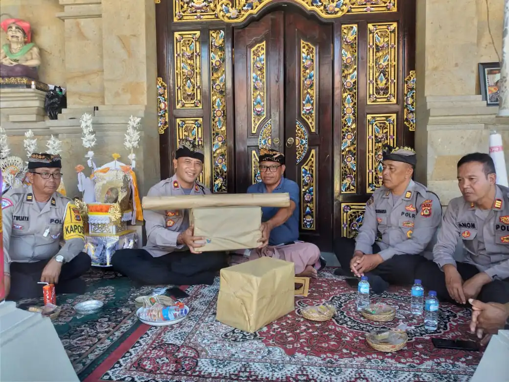 Turut Berduka, Polsek Dan Polres Bangli Melayat Ke Rumah Duka Iptu I Wayan Santika