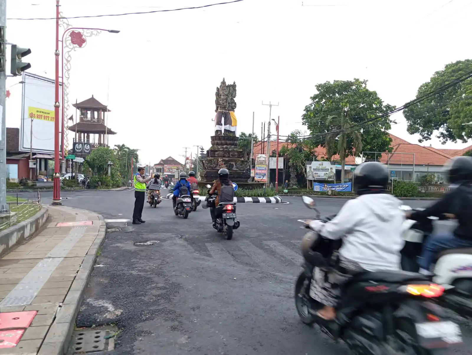 Wujud Pelayanan Di Pagi Hari, Personil Polsek Bangli Laksanakan Pengaturan