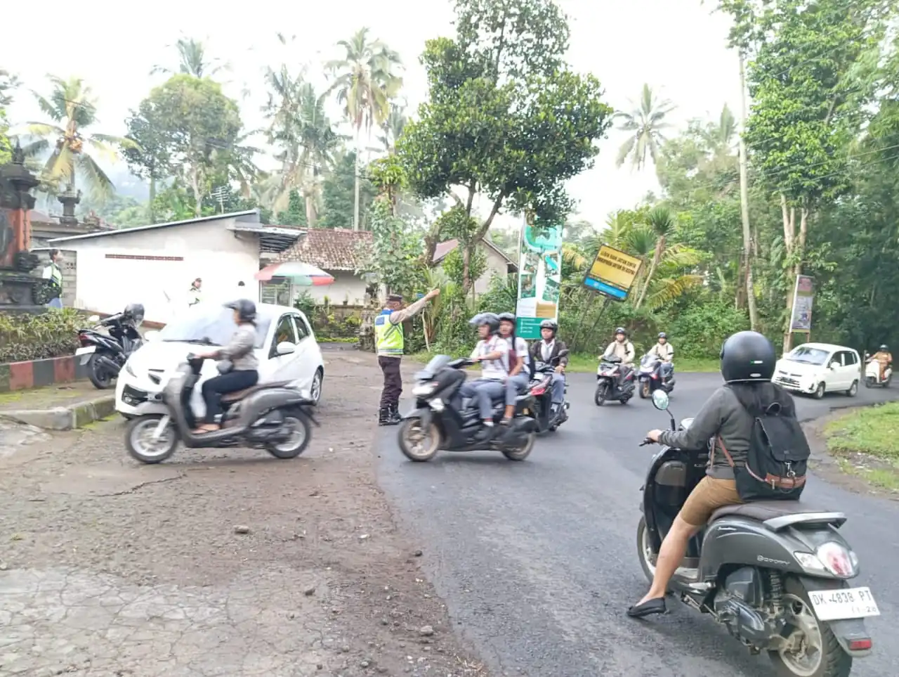 Wujud Pelayanan Di Pagi Hari, Personil Polsek Bangli Laksanakan Pengaturan