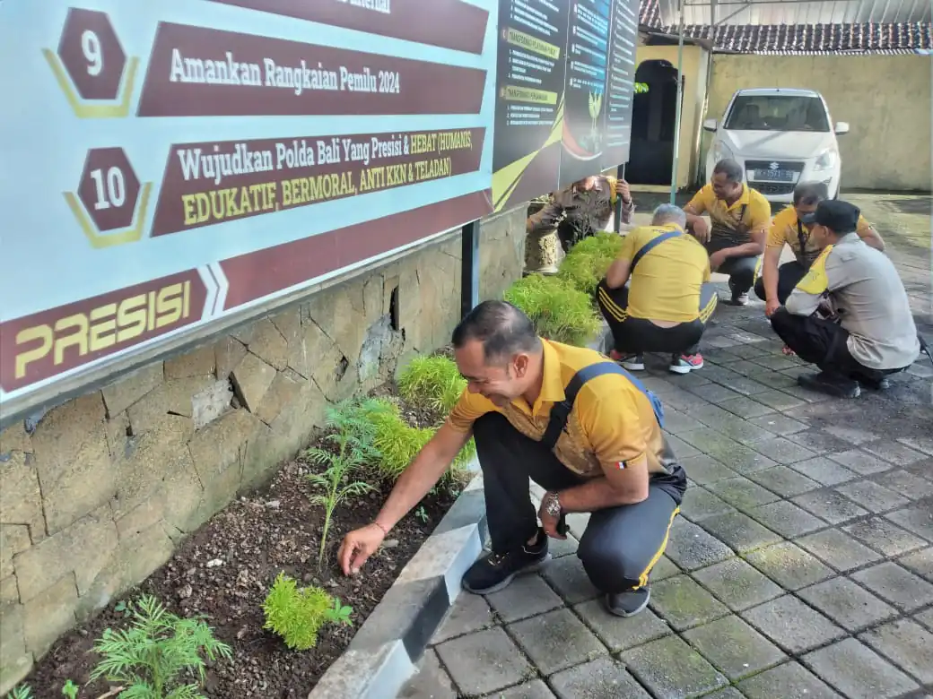 Wujudkan Lingkungan Bersih dan Sehat, Personil Polsek Bangli Laksanakan Kurvey Bersama