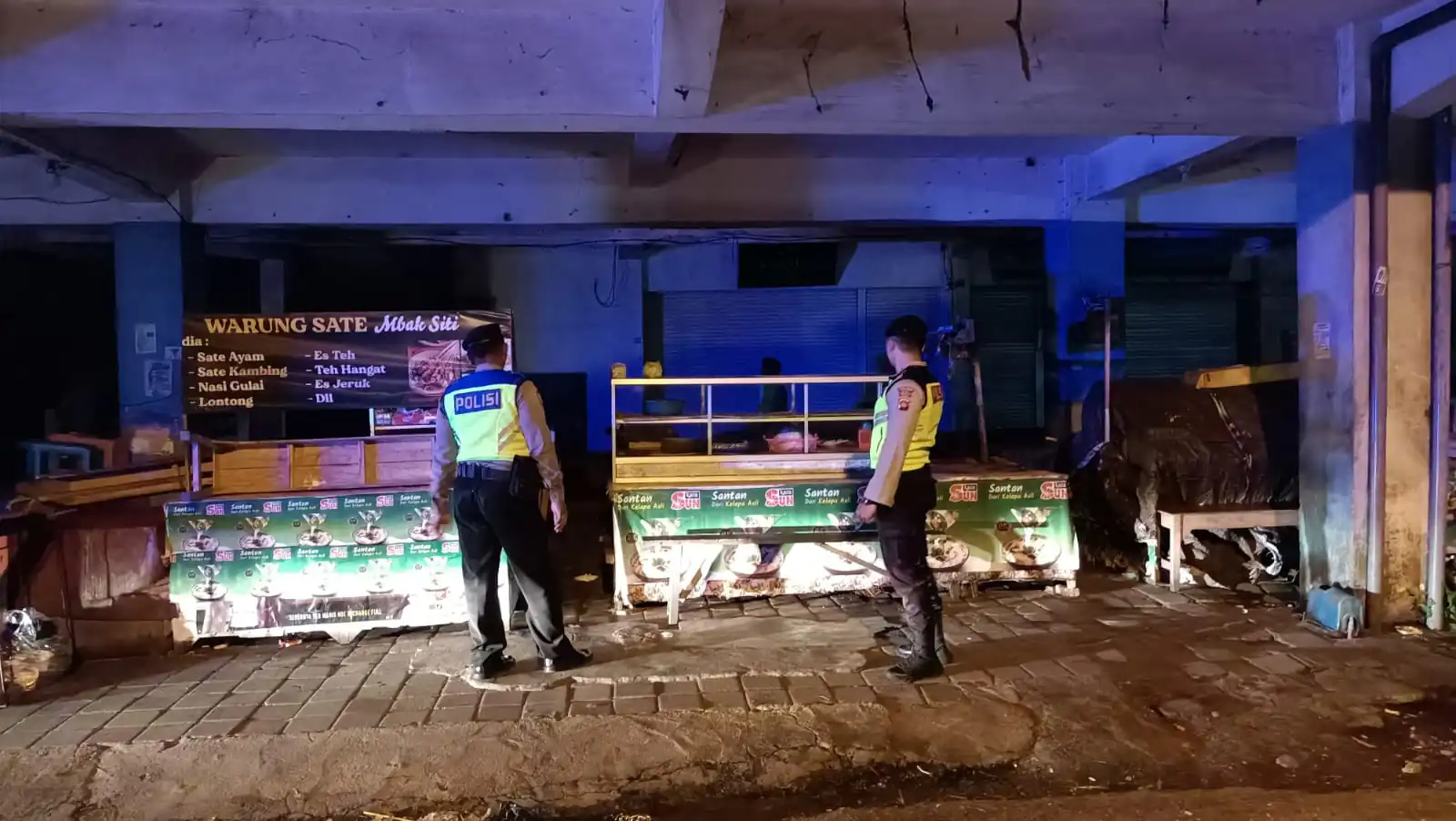 Wujudkan Situasi Aman, Personil Samapta Polres Bangli Lakukan Patroli Malam di Areal Pertokoan Pasar Kidul Bangli.