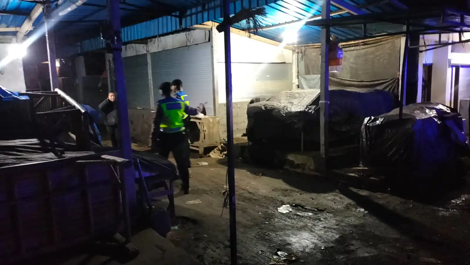 Wujudkan Situasi Aman, Personil Samapta Polres Bangli Lakukan Patroli Malam di Areal Pertokoan Pasar Kidul Bangli.