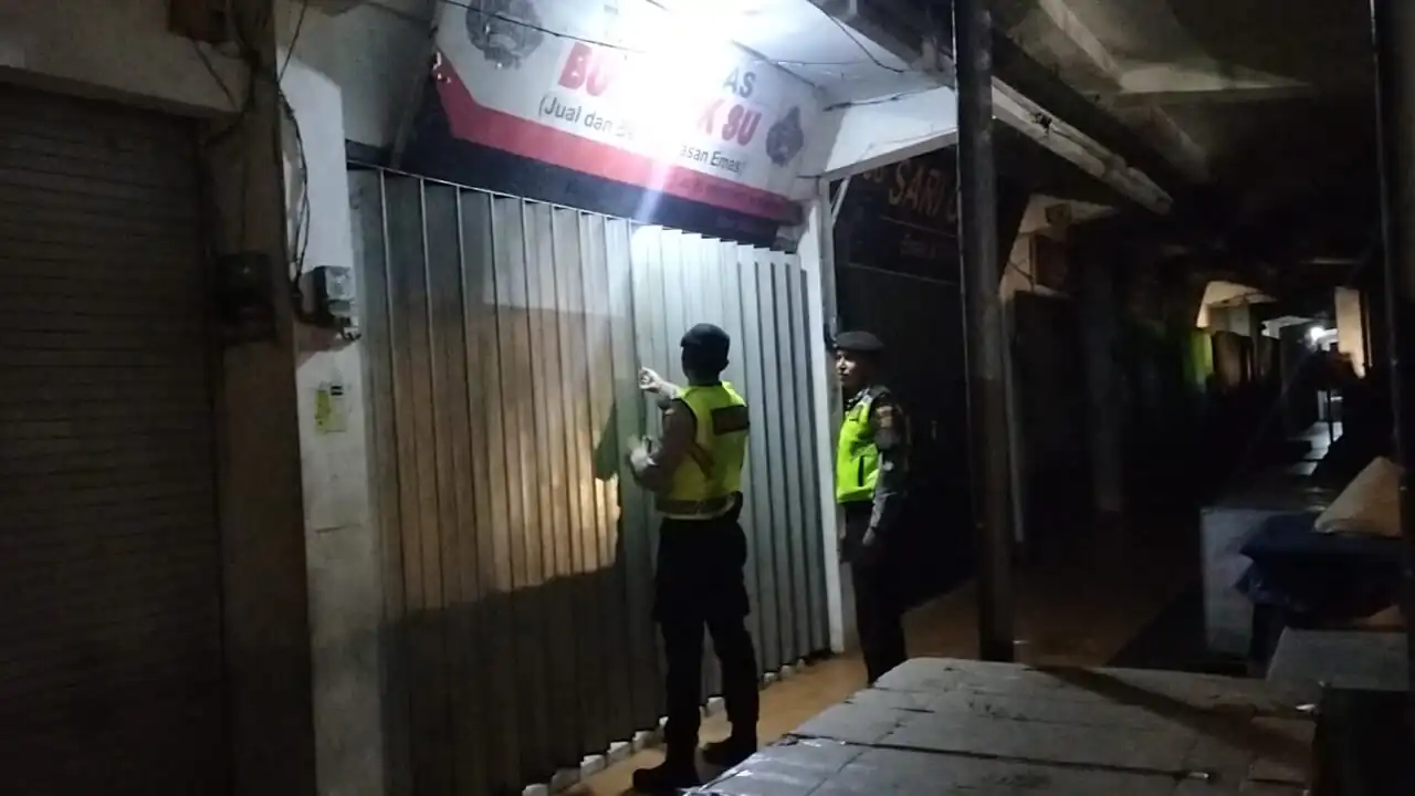 Wujudkan Situasi Aman, Personil Samapta Polres Bangli Lakukan Patroli Malam di Areal Pertokoan Pasar Kidul Bangli.