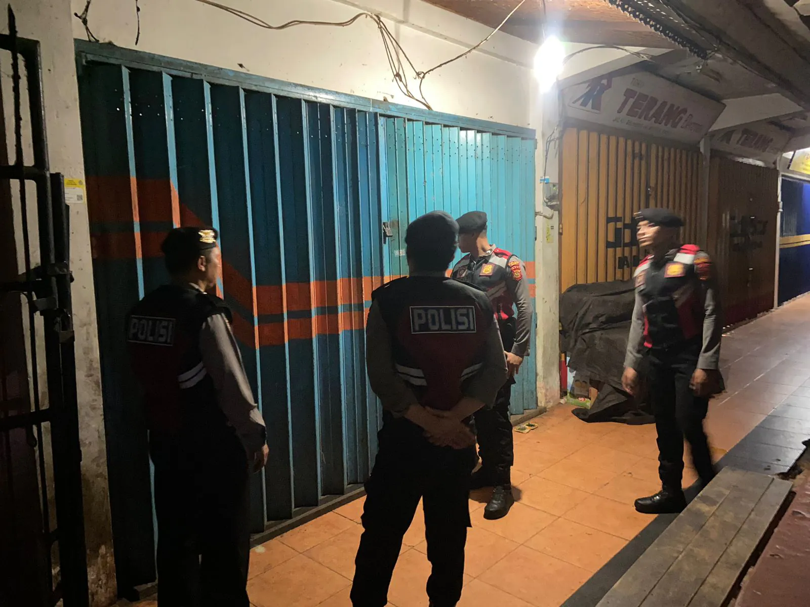 Antisipasi Gangguan Kamtibmas Pada Malam Hari, Personil Samapta Polres Bangli Lakukan Patroli Malam di Areal Pertokoan Pasar Kidul Bangli.