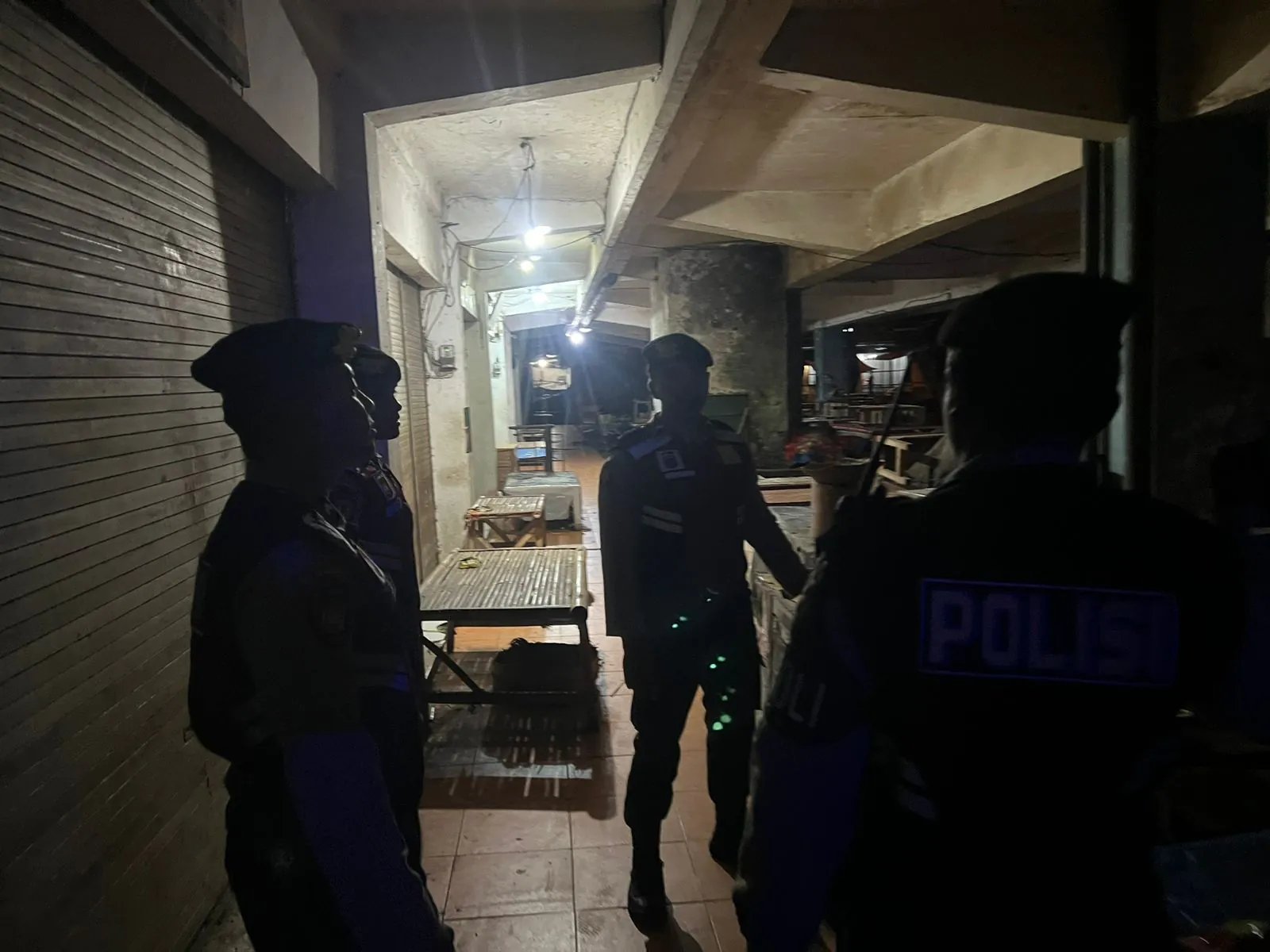Antisipasi Gangguan Kamtibmas Pada Malam Hari, Personil Samapta Polres Bangli Lakukan Patroli Malam di Areal Pertokoan Pasar Kidul Bangli.