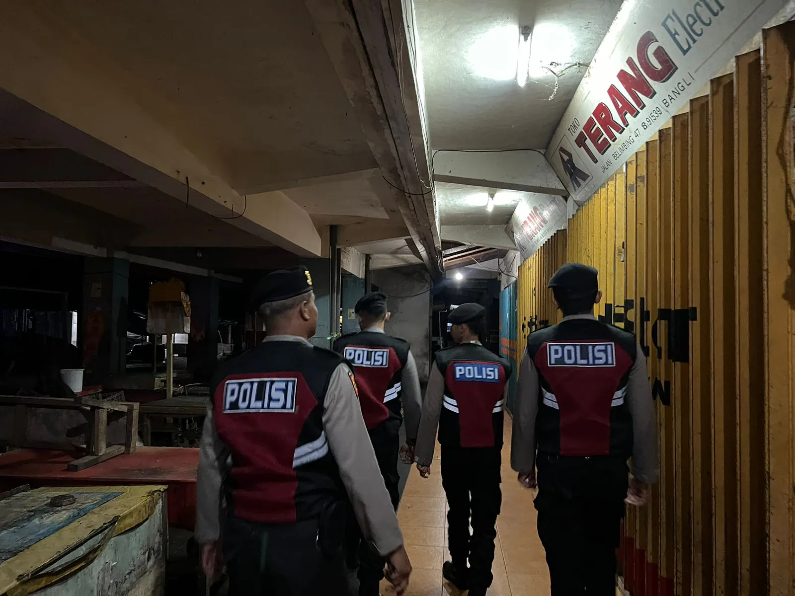 Antisipasi Gangguan Kamtibmas Pada Malam Hari, Personil Samapta Polres Bangli Lakukan Patroli Malam di Areal Pertokoan Pasar Kidul Bangli.