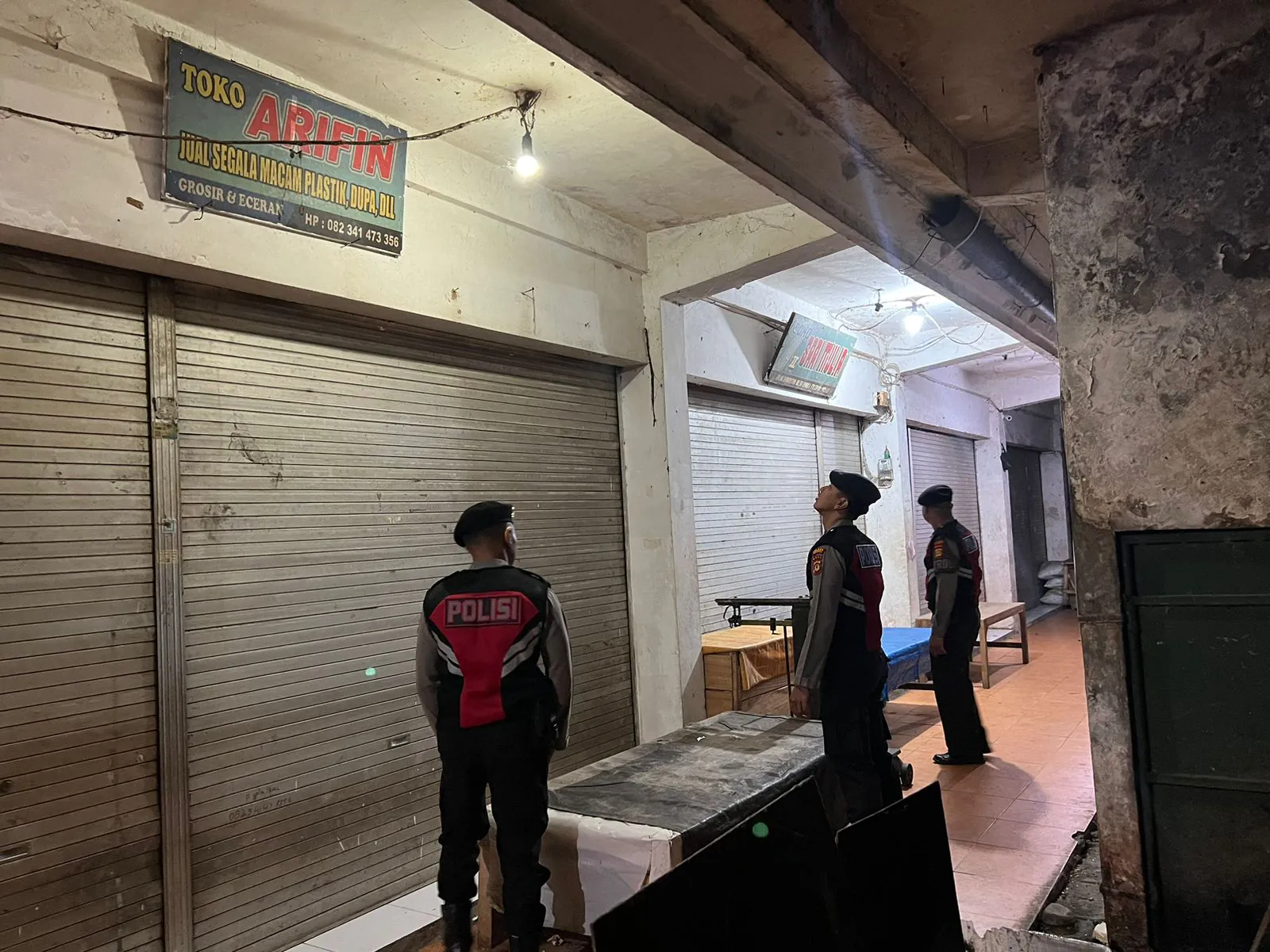 Antisipasi Gangguan Kamtibmas Pada Malam Hari, Personil Samapta Polres Bangli Lakukan Patroli Malam di Areal Pertokoan Pasar Kidul Bangli.