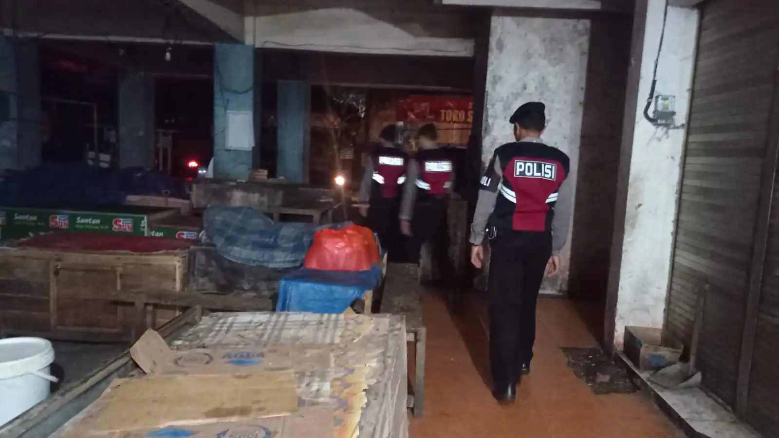Antisipasi Gangguan Kamtibmas Pada Malam Hari, Personil Samapta Polres Bangli Lakukan Patroli Malam di Areal Pertokoan Pasar Kidul Bangli.