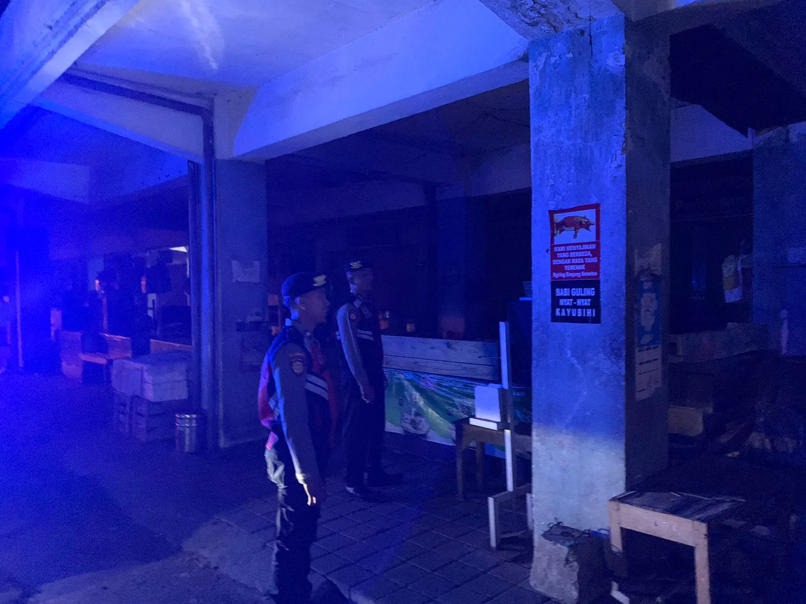 Antisipasi Gangguan Kamtibmas Pada Malam Hari, Personil Samapta Polres Bangli Lakukan Patroli Malam di Areal Pertokoan Pasar Kidul Bangli.