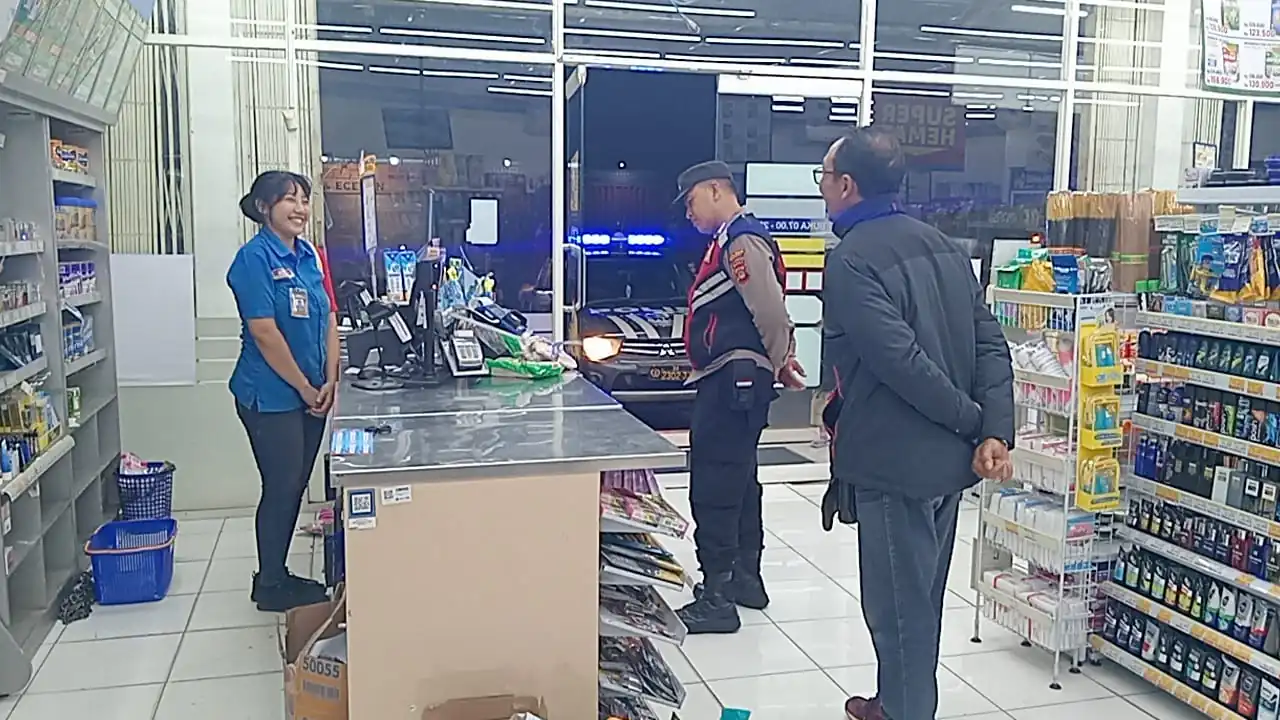 BLUE LIGHT ANTISIPASI KEJAHATAN DIMALAM HARI PERSONIL POLSEK SUSUT MELAKSANAKAN KEGIATAN PATROLI BLUE LIGHT.