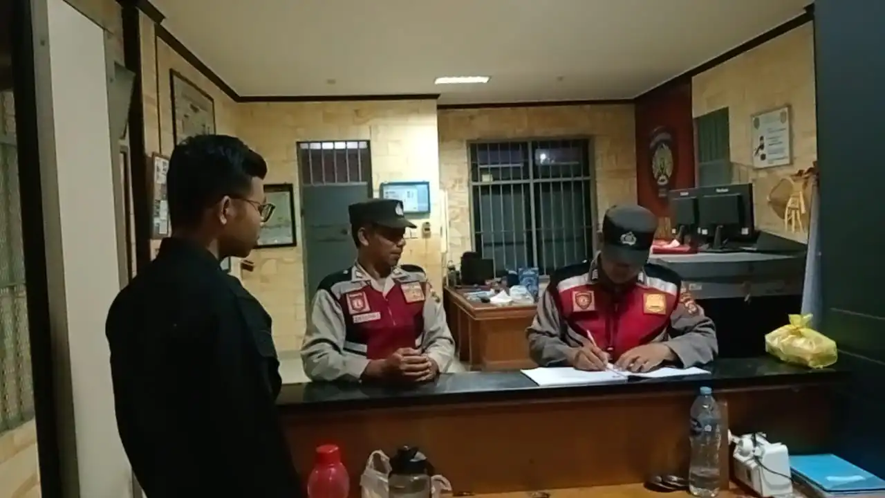 BLUE LIGHT ANTISIPASI KEJAHATAN DIMALAM HARI PERSONIL POLSEK SUSUT MELAKSANAKAN KEGIATAN PATROLI BLUE LIGHT.