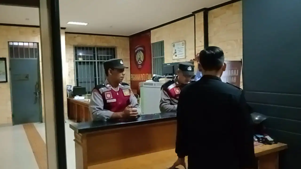 BLUE LIGHT ANTISIPASI KEJAHATAN DIMALAM HARI PERSONIL POLSEK SUSUT MELAKSANAKAN KEGIATAN PATROLI BLUE LIGHT.