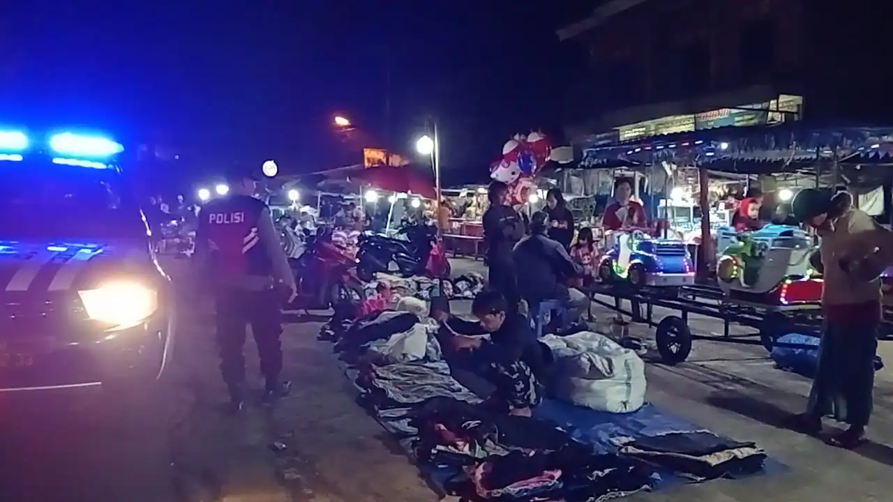 BLUE LIGHT ANTISIPASI KEJAHATAN DIMALAM HARI PERSONIL POLSEK SUSUT MELAKSANAKAN KEGIATAN PATROLI BLUE LIGHT.