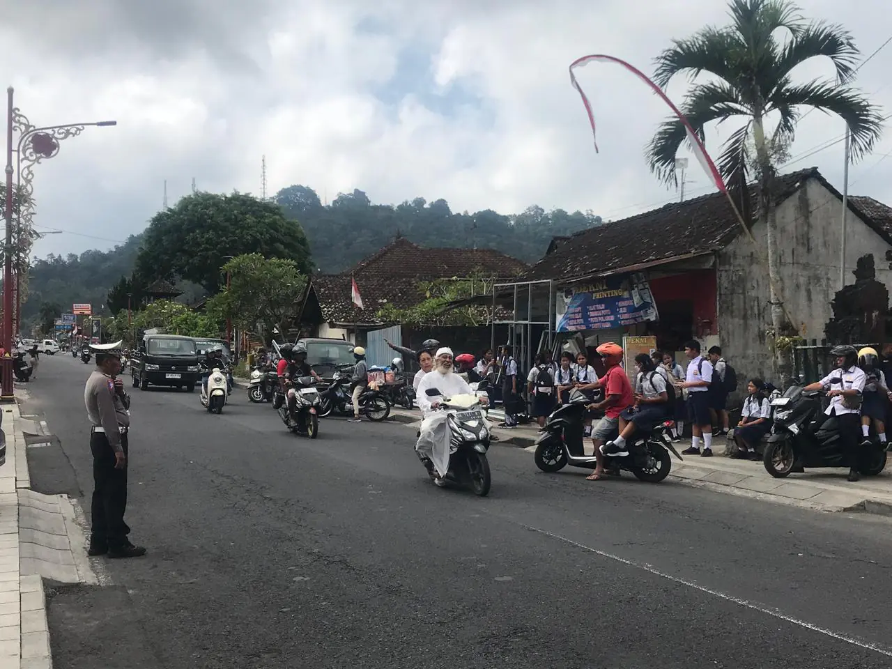 Bubaran Anak Sekolah, Unit Lantas Polsek Bangli Laksanakan Pengaturan di Depan SPMN 1 Bangli