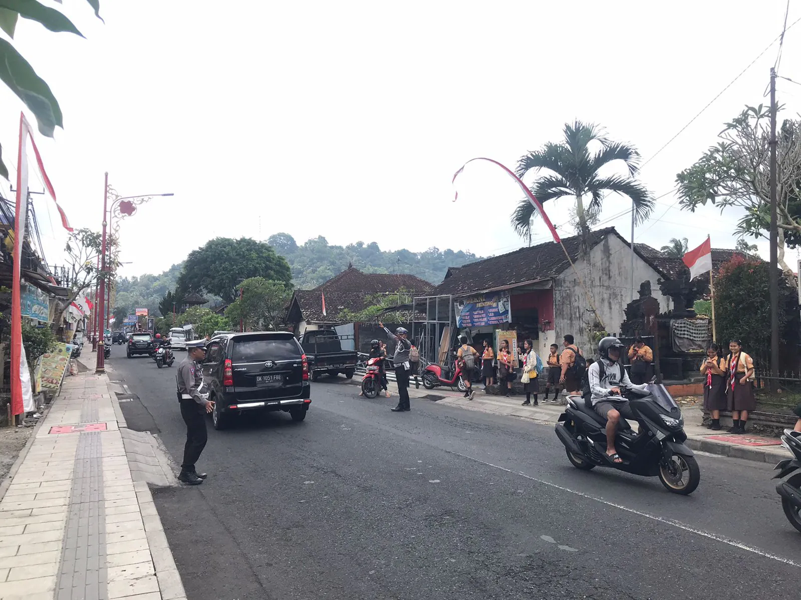Bubaran Anak Sekolah, Unit Lantas Polsek Bangli Laksanakan Pengaturan di Depan SPMN 1 Bangli