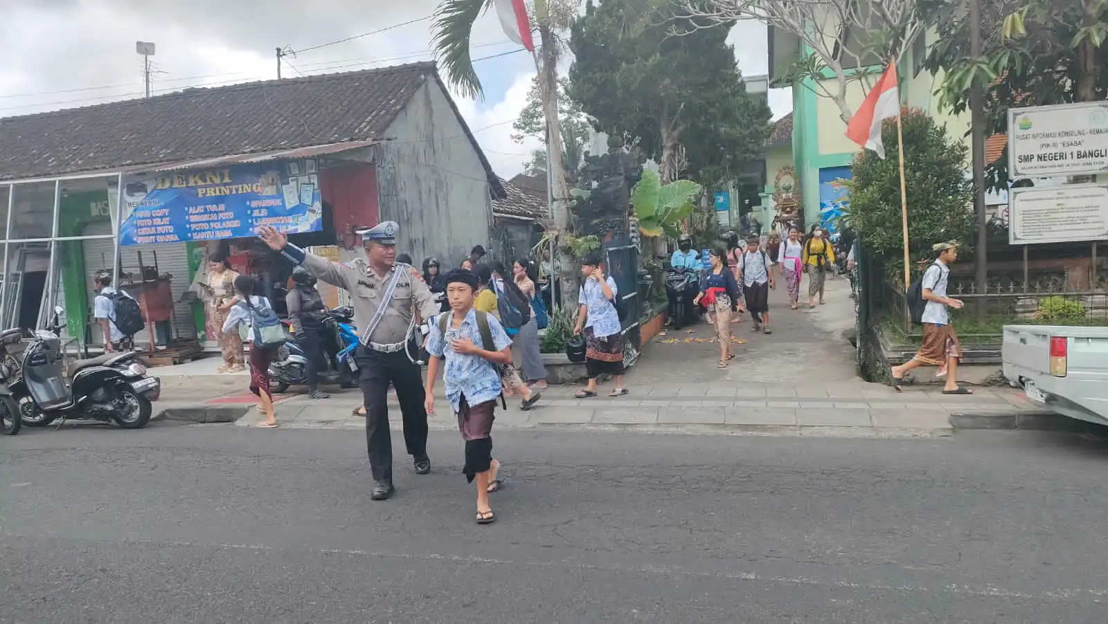 Bubaran Anak Sekolah, Unit Lantas Polsek Bangli Laksanakan Pengaturan Didepan SPMN 1 Bangli
