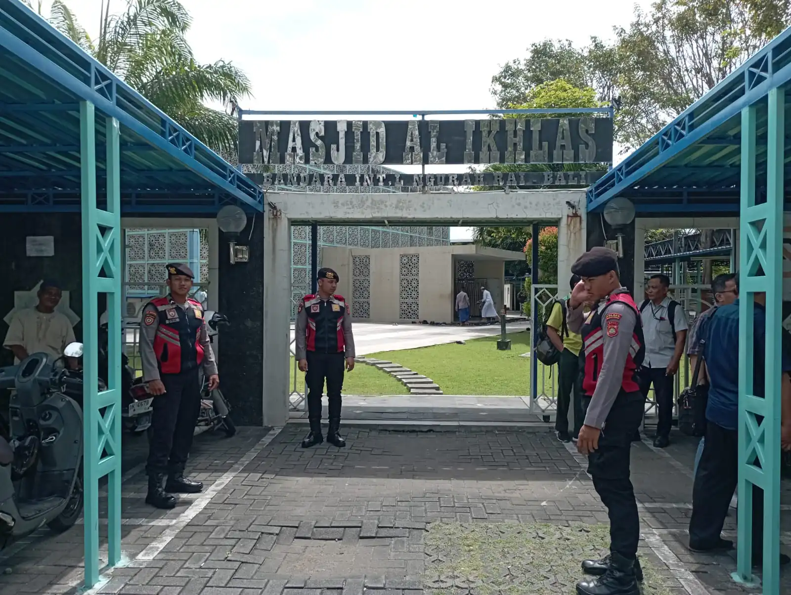 Giat Sholat Jumat, Polres Bandara Ngurah Rai Lakukan Pengamanan