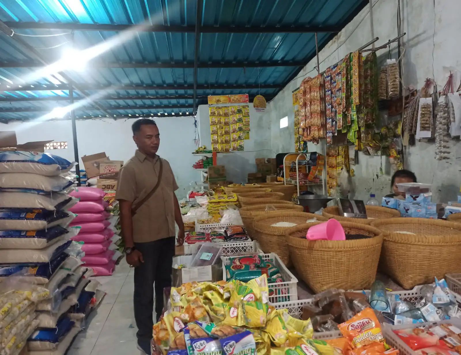 Sambangi Pasar Kidul, Unit Intelkam Polsek Bangli Cek Ketersediaan Stock Dan Harga Sembako