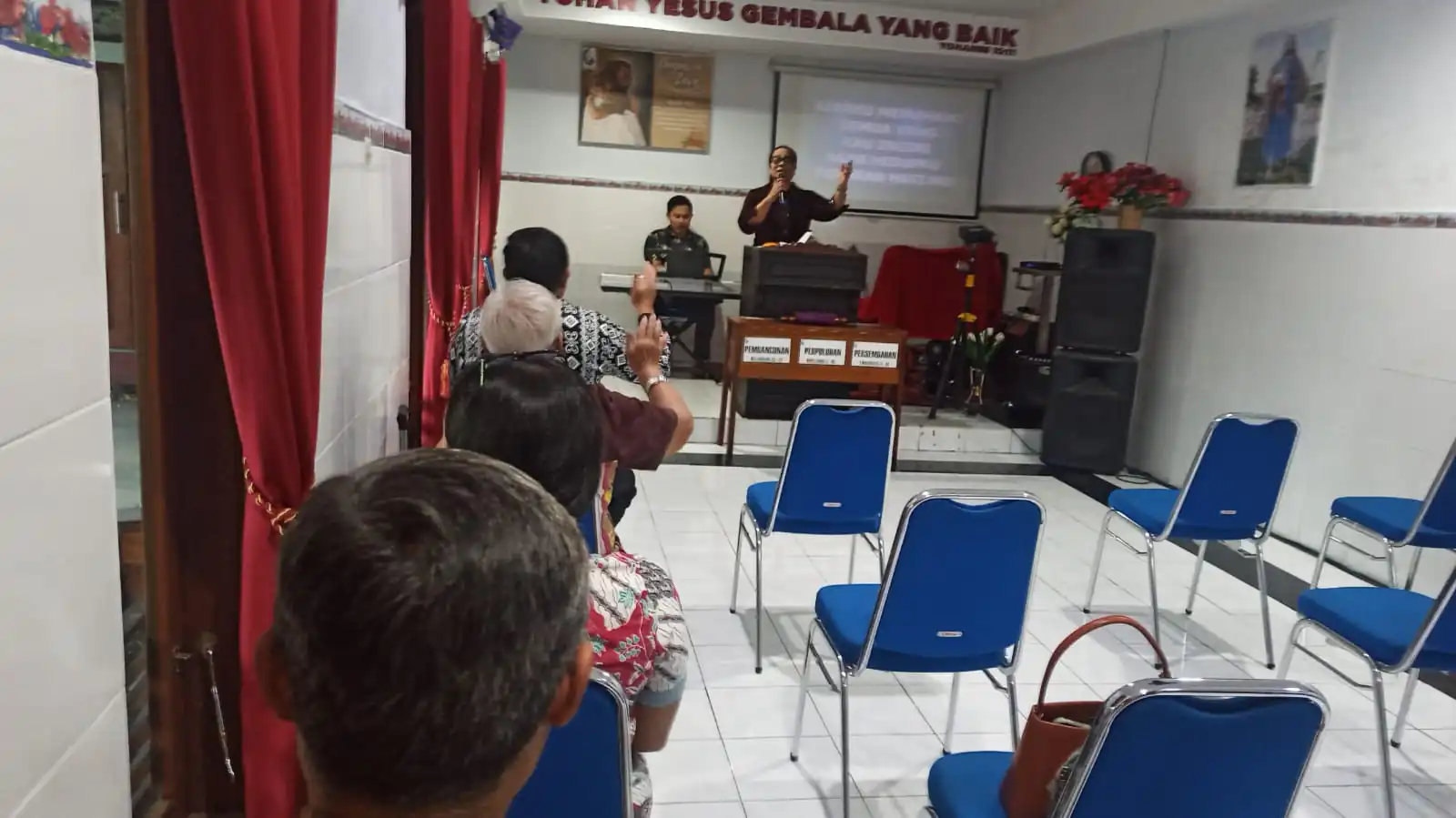 Jaga Situasi Tetap Kondusif, Personil Polsek Bangli Laksanakan Pengamanan Persembahyangan Umat Nasrani