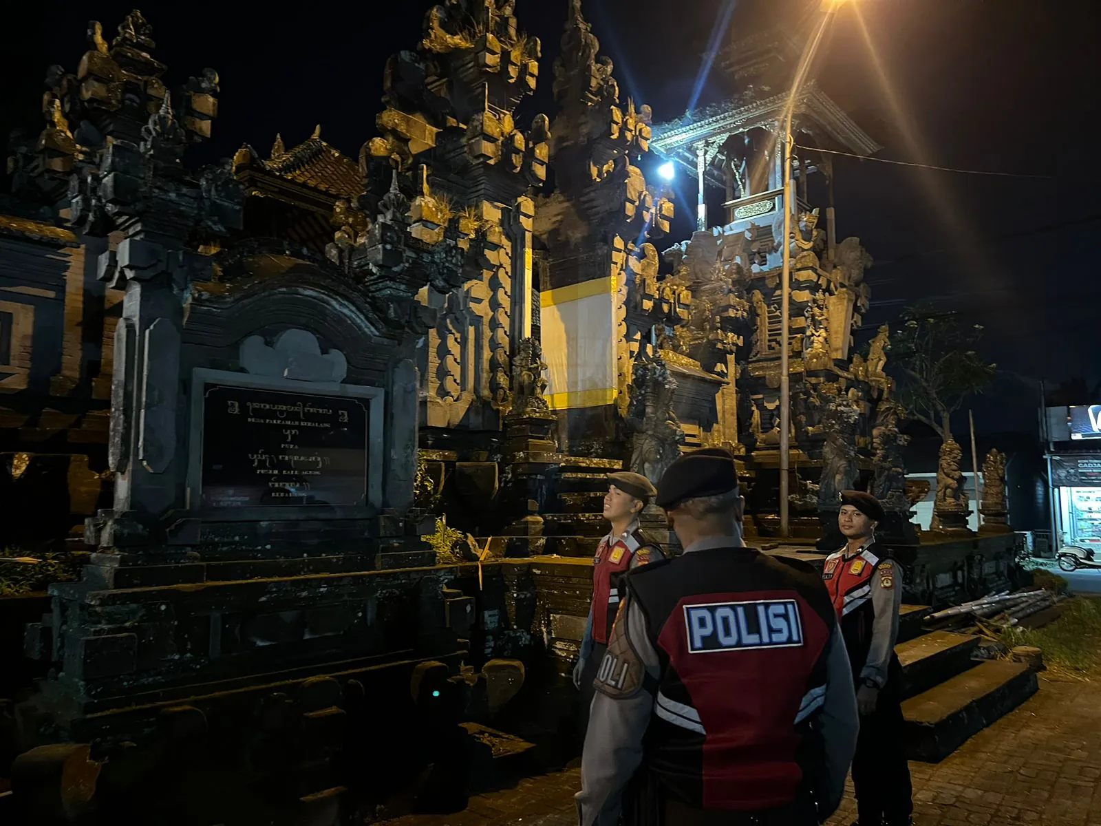 Menjaga Situasi Tetap Kondusi Pada Malam Hari, Sat Samapta Polres Bangli Sambangi Tempat Suci Pura Puseh Bebalang, Bebalang, Bangli 