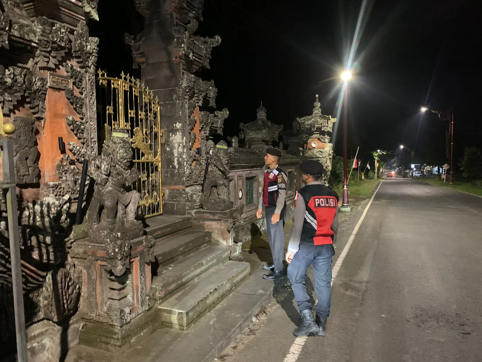 Menjaga Situasi Tetap Kondusi Pada Malam Hari, Sat Samapta Polres Bangli Sambangi Tempat Suci Pura Puseh Bebalang, Bebalang, Bangli 