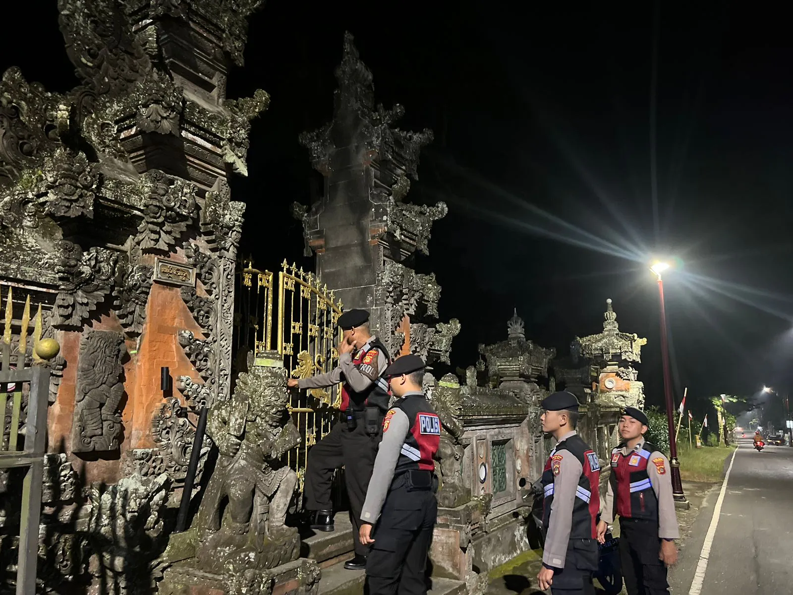Menjaga Situasi Tetap Kondusi Pada Malam Hari,Sat Samapta Polres Bangli Sambangi Tempat Suci Pura Bati Gaing Bangli