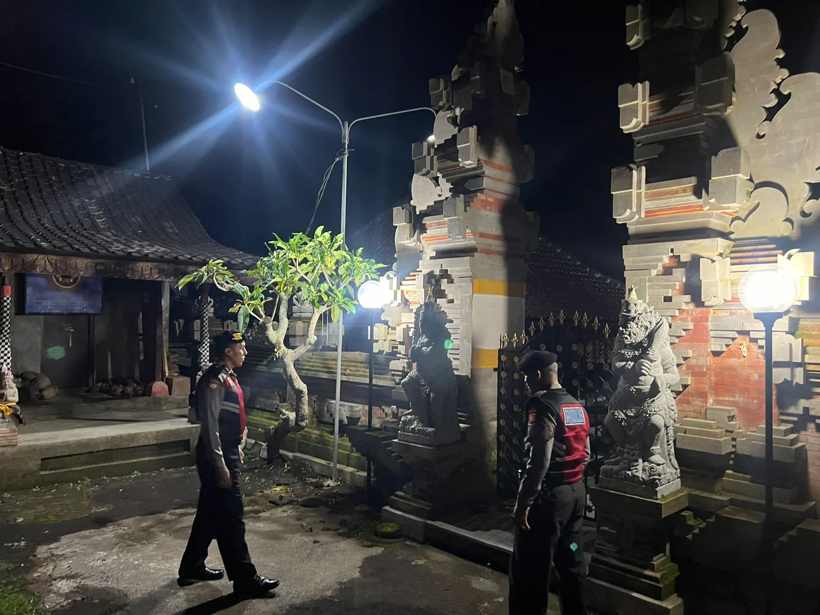 Menjaga Situasi Tetap Kondusi Pada Malam Hari,Sat Samapta Polres Bangli Sambangi Tempat Suci Pura Dalem Tarukan, Banjar Tegal, Bebalang, Bangli
