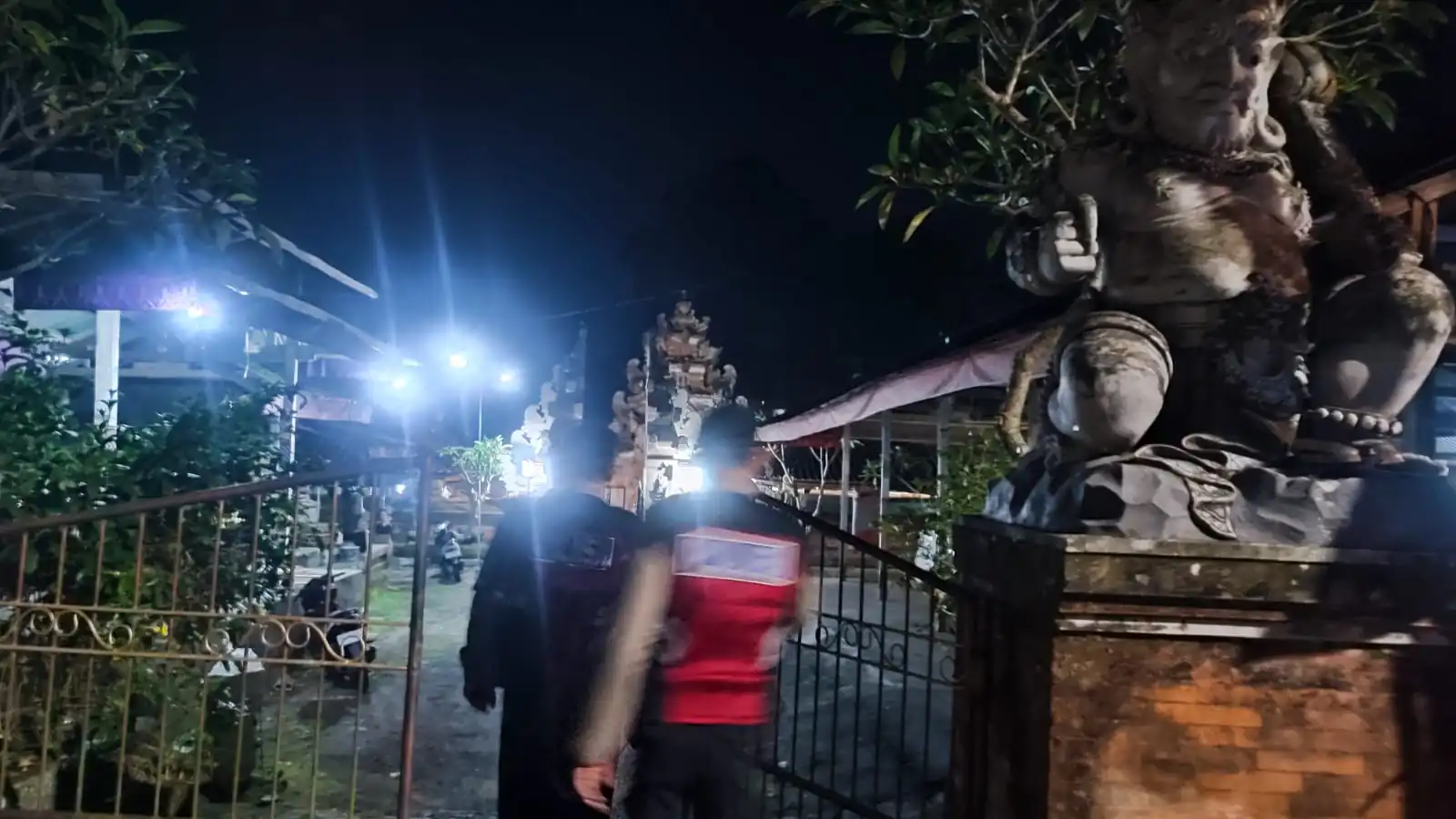 Menjaga Situasi Tetap Kondusi Pada Malam Hari,Sat Samapta Polres Bangli Sambangi Tempat Suci Pura Dalem Tarukan, Br. Tegal Bebalang, Bangli 