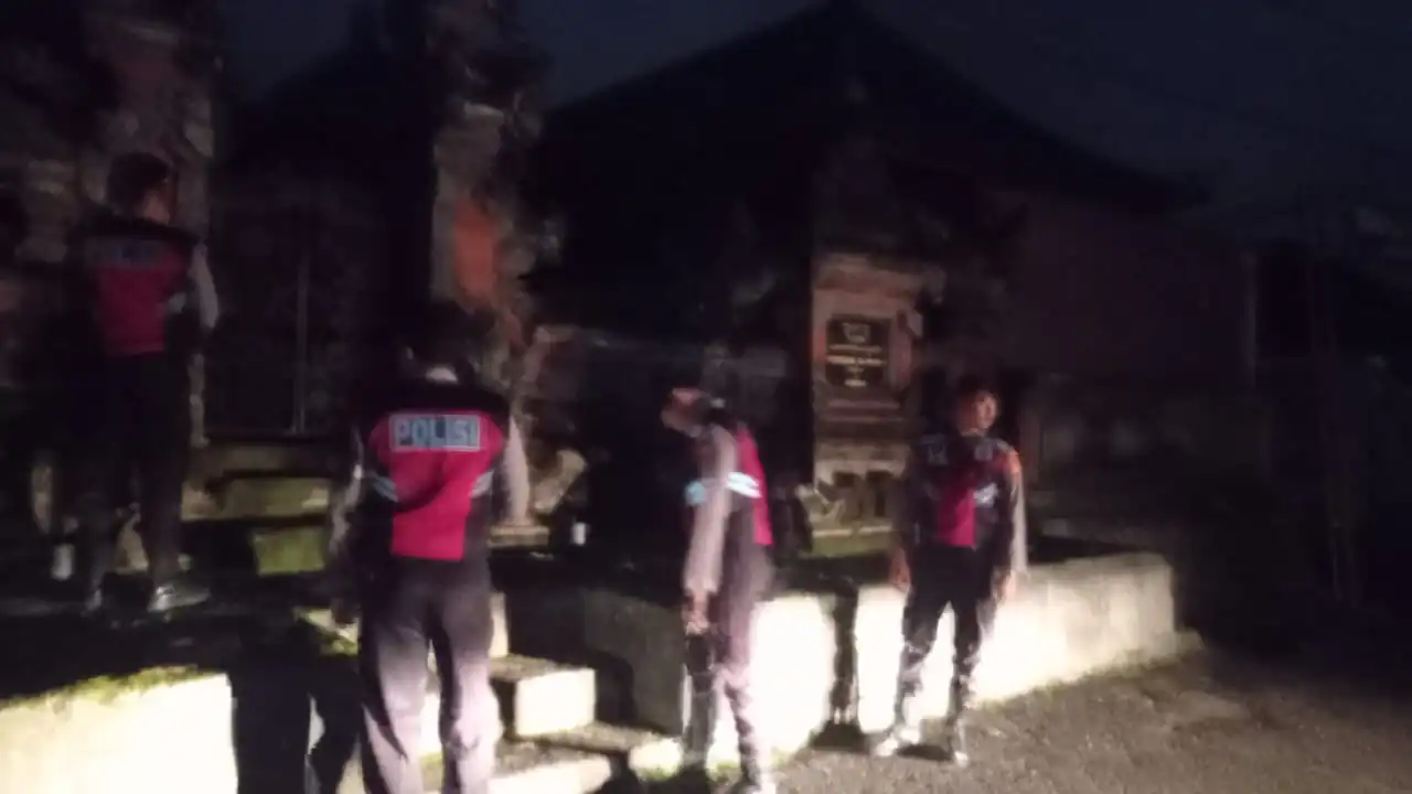 Menjaga Situasi Tetap Kondusi Pada Malam Hari,Sat Samapta Polres Bangli Sambangi Tempat Suci Pura Penataran Er Malet, Bangli 