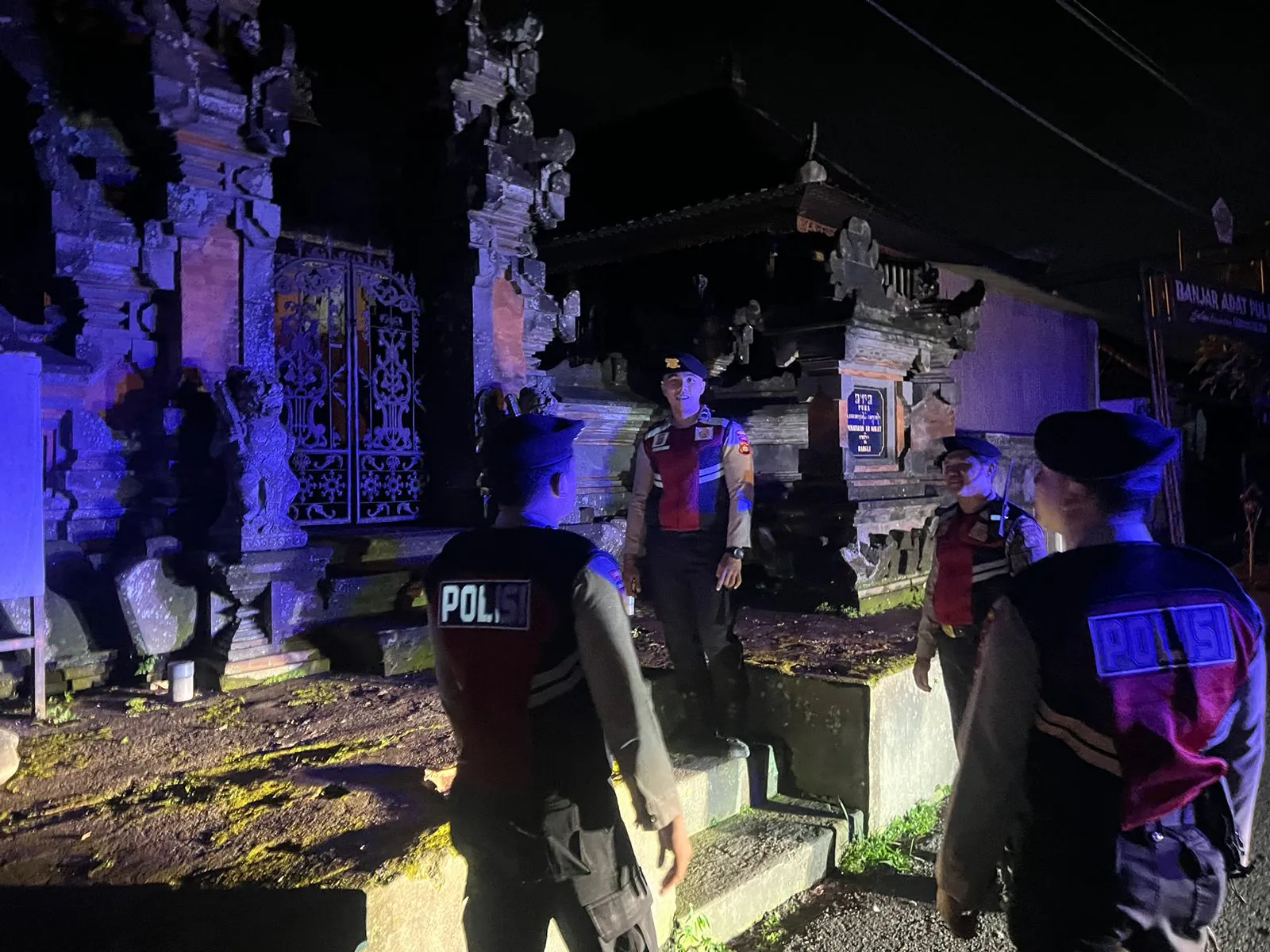 Menjaga Situasi Tetap Kondusi Pada Malam Hari,Sat Samapta Polres Bangli Sambangi Tempat Suci Pura Penataran Er Malet, Br, Pule, Bangli