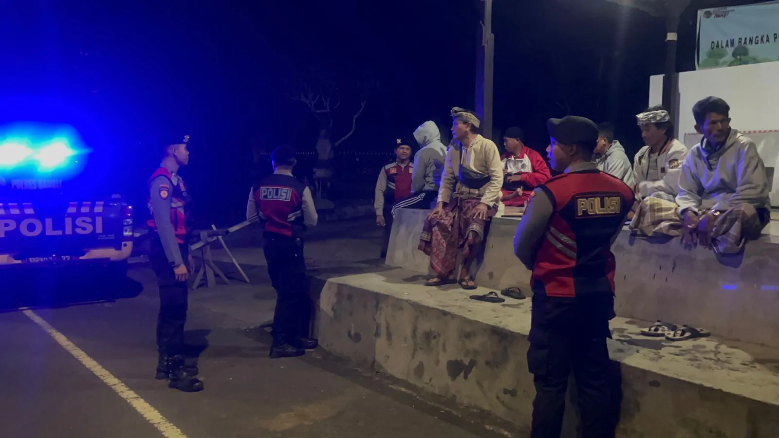 Persempit Ruang Gerak Pelaku Kejahatan Di malam Hari, Personil Sat Samapta Sambangi Pakemitan di Pura Dalem Panuggekan Bangli