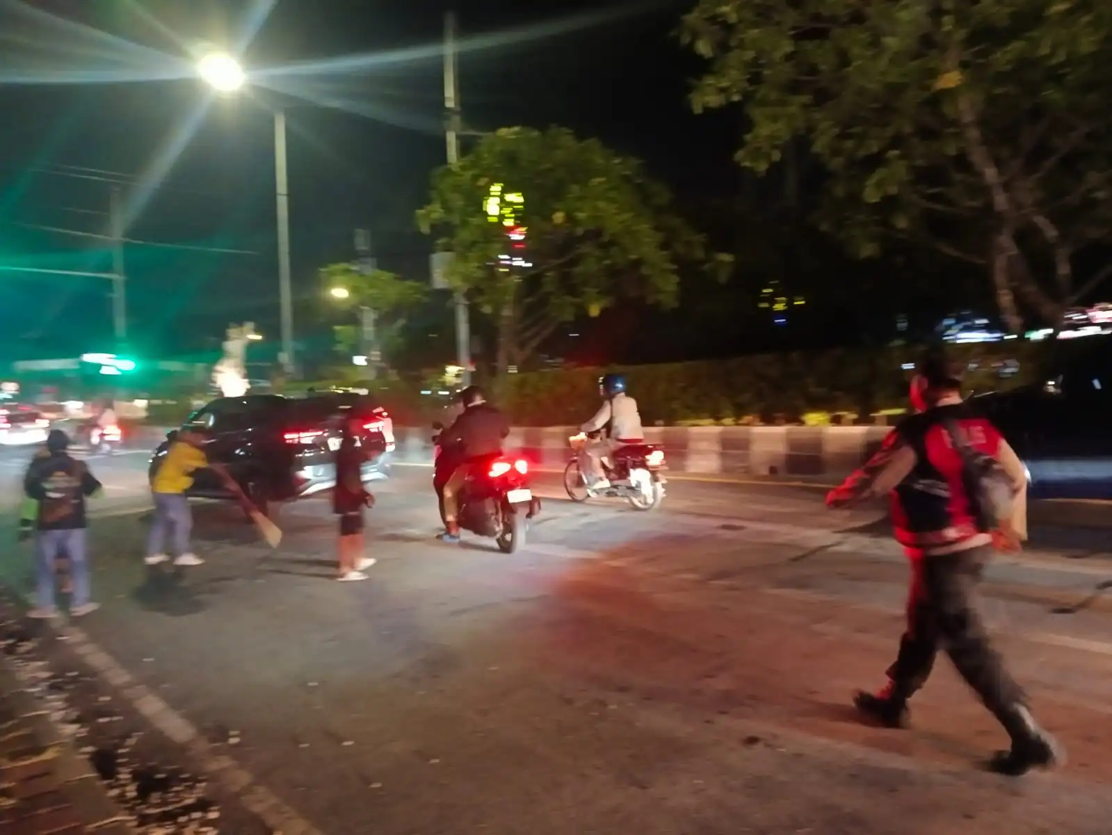Polsek Kuta Selatan Gelar Blue Light Patrol, Bersihkan Tumpahan Koral dan Semen di Jalan demi keselamatan pengguna jalan