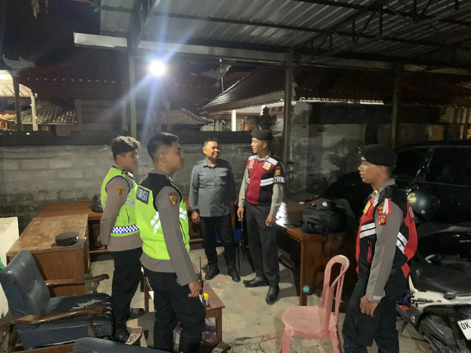 Sambangi Kantor BAWASLU Bangli, personil sat samapta polres Bangli Berikan Himbauan Kamtibmas
