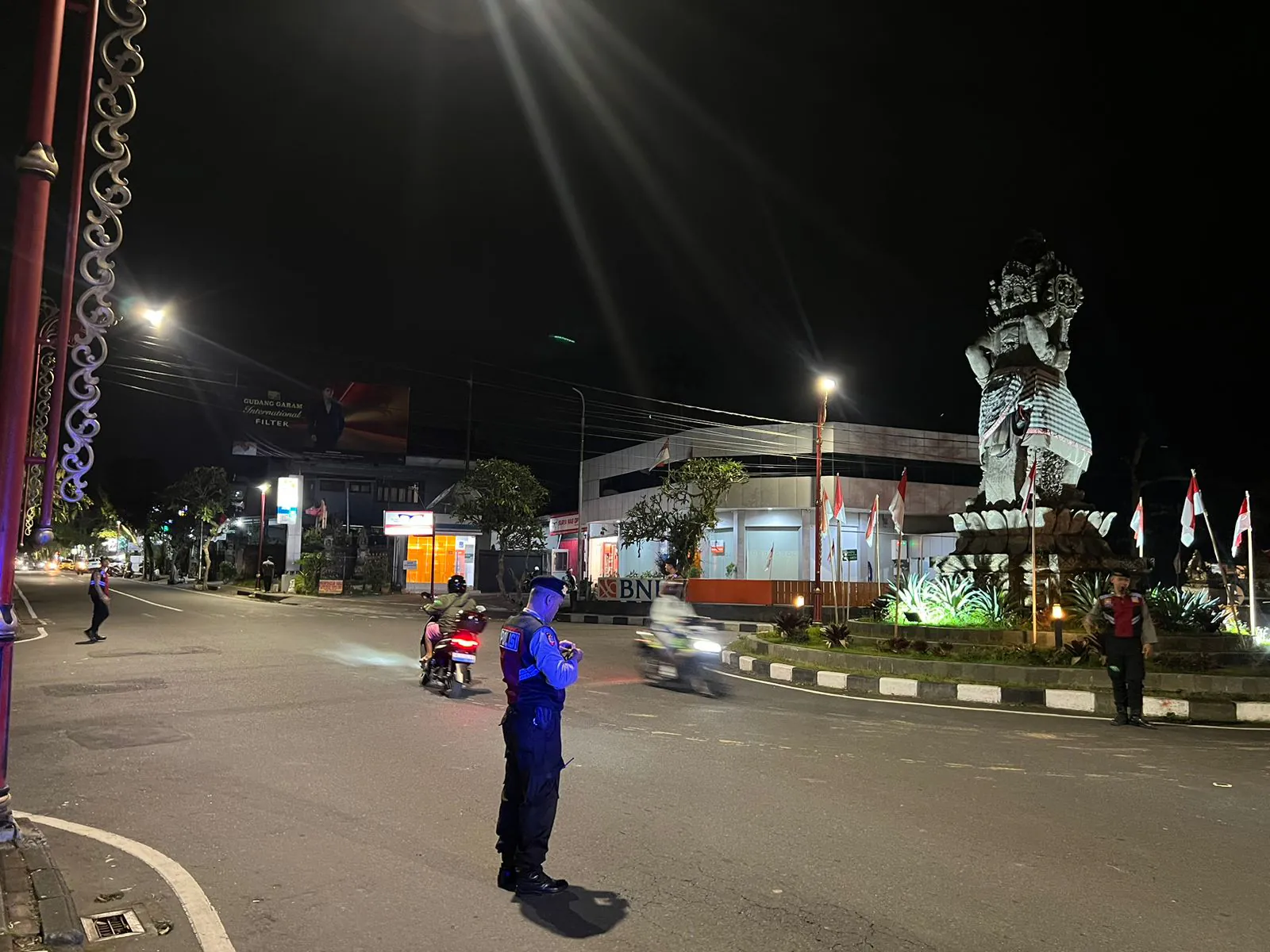 Sat Samapta Laksanakan Gatur dan Pergelaran Blue Light Randis R4 di Pusat Keramaian Malam Di Kota Bangli