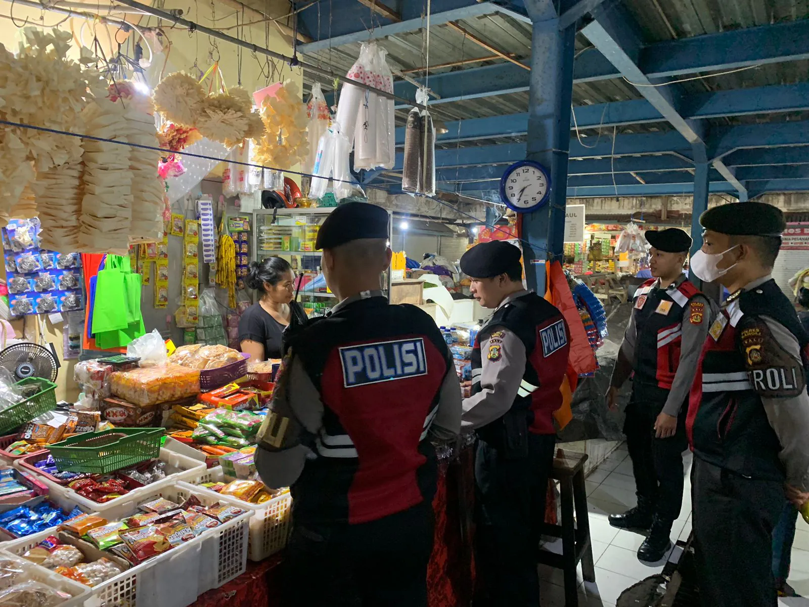 Sat Samapta Melaksanakan Patroli Dialogis Di Pasar Kidul Bangli