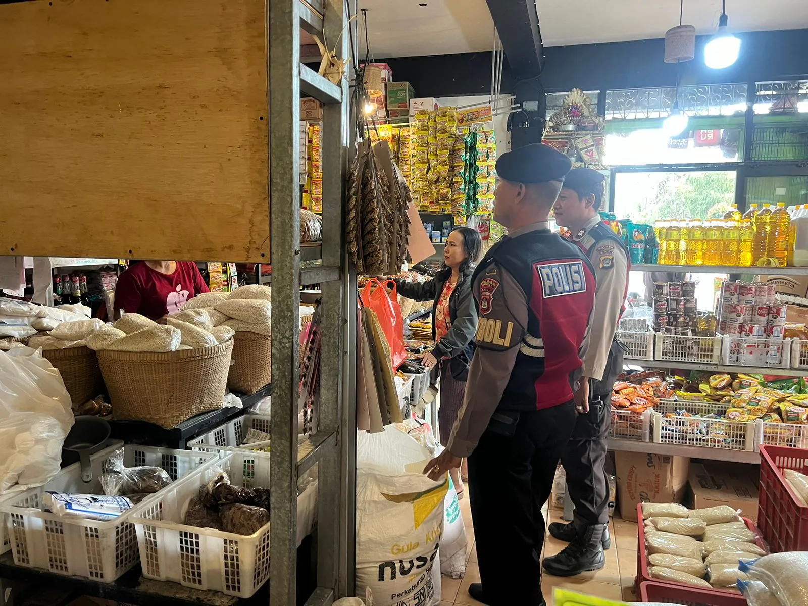 Sat Samapta Melaksanakan Patroli Dialogis Di Pasar Kidul Bangli