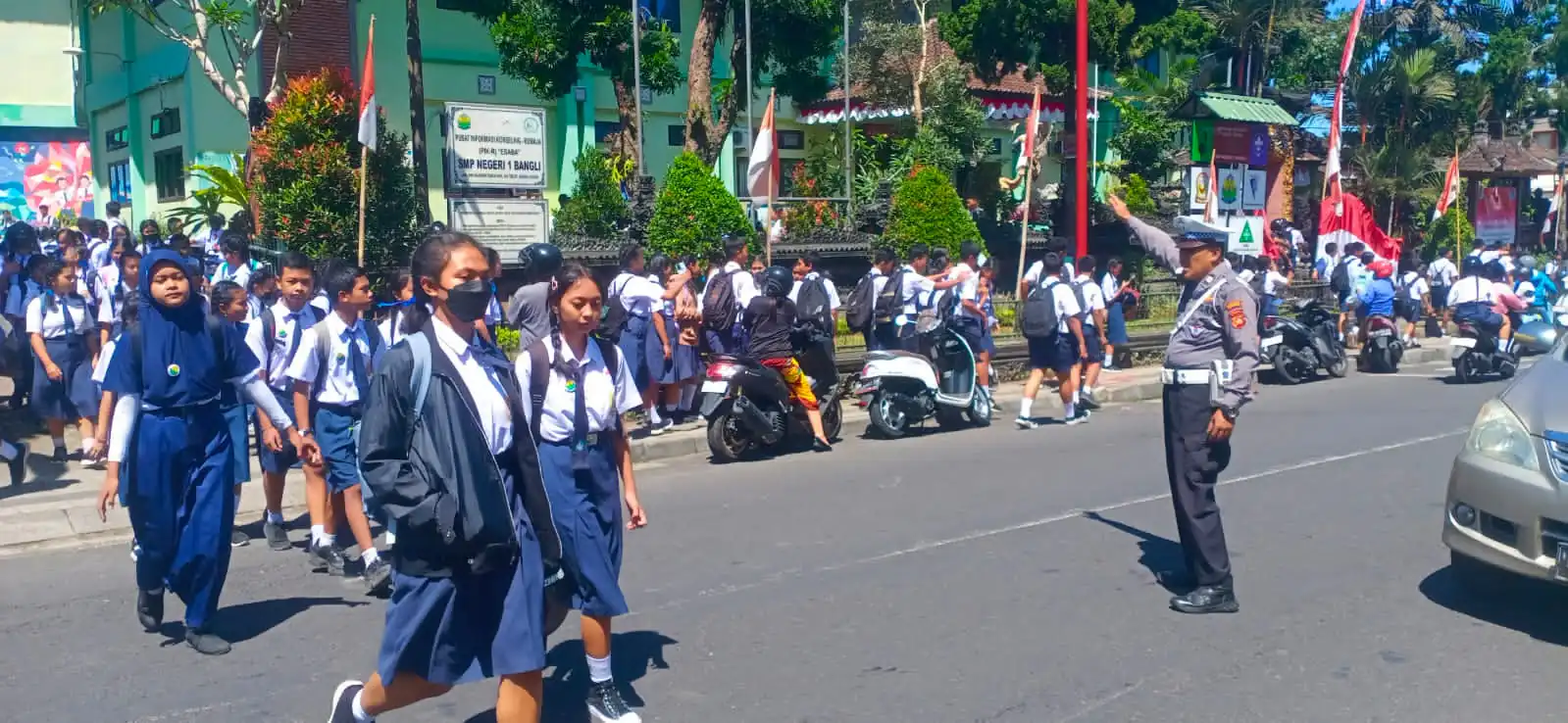 Unit Lantas Polsek Bangli Laksanakan Pengaturan di Depan SPMN 1 Bangli
